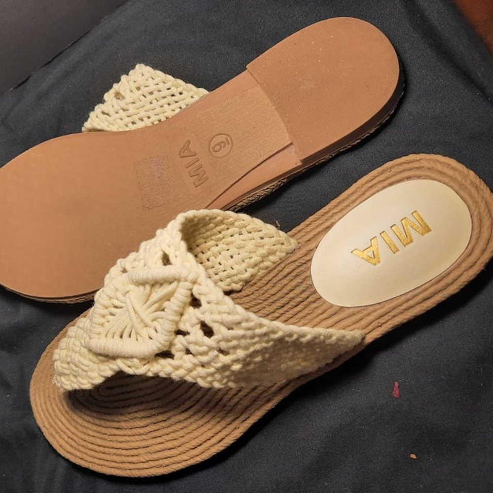 MIA off white macrame sandal size 9